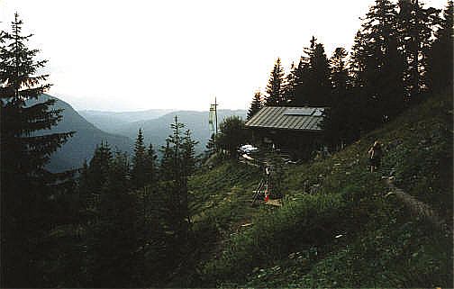 Endlich die Brunnsteinhütte. Schnell etwas trinken und weiter. Es wird wohl dunkel sein, wenn wir unten sind.