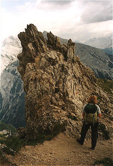 Diese feinschottrigen Abstiege sind nicht gesichert. Trittsicherheit unbedingt erforderlich.