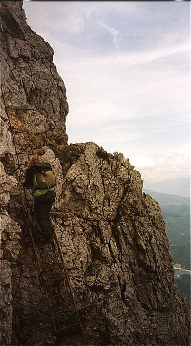 Nach dem Eisernen Gatterl beginnt der eigentliche Klettersteig. Wem es hier zu schwer wird kann noch den Abstieg über den Noel-Weg wählen oder gehtnach links hinüber zurück zum Karwendelkar und der Seilbahn.
