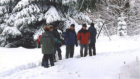 Und weiter durch den tief verschneiten Wald