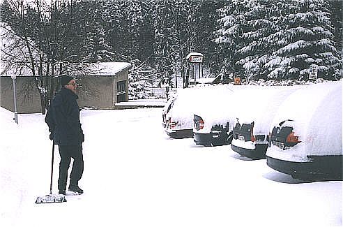 Nach dem Glatteis und dem Tauwetter nun doch noch reichlich Schnee. Da mu�ten selbst die Autos freigeschaufelt werden.