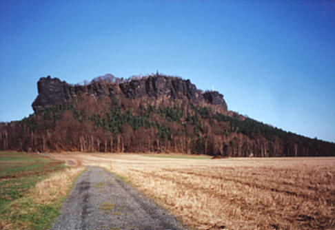 Der Lilienstein von der Ebenheit gesehen mit Mulattenkopf und Westkante (links) sowie Hakentour und Obelisk (Mitte)
