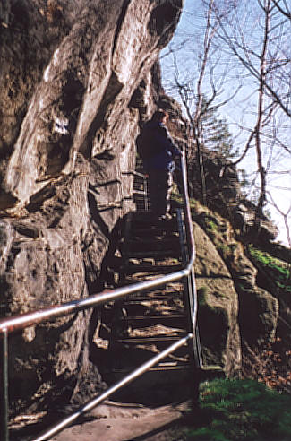 Eisenleitern im steilen Aufstieg von der Ebenheit aus