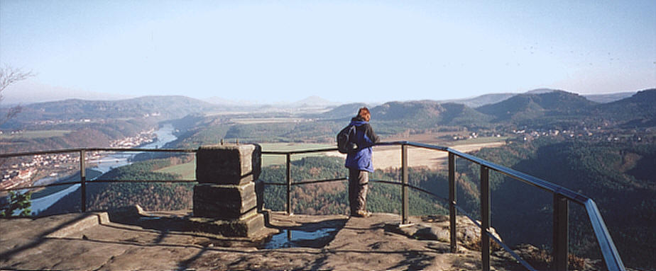 Aussicht auf das mittlere und hintere Gebiet der Steine: Pfaffenstein,Gohrischstein,Papststein und Kleinhennersdorfer Stein und nach Bad Schandau, die Schrammsteine und den Rosenberg (Mitte)