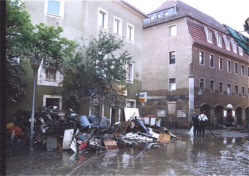 Erste Aufrumungsarbeiten nach der Flut - Pirnaer Strae Mit Hochwassersule am Pfarrhaus