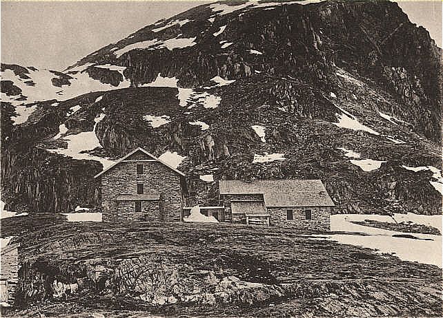 Die Dresdner H&uuml;tte um 1897. Im Hitergrund der Eggessengrat (Stubai) Aufnahme von Hagen;4. Mai 1898