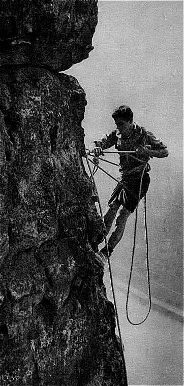 Einseilen am Ring: Ich kenne noch die Sitze und die Brustsicherung am Ring. Das waren fr einen Bergsteiger 3 Sackstiche und 2 Karabiner im Ring. Fr den Nachsteiger, dann noch einmal das selbe. Heute fllt die Seilerei durch die Sitzgurte weg.