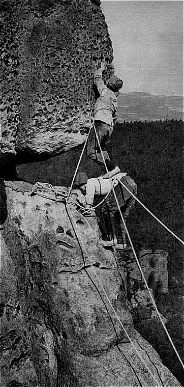 Einfache Baustelle am berhang der Kleinen Zinne des Falkensteins. Die Einsicherung beider Bergsteiger ist uerst mangelhaft.