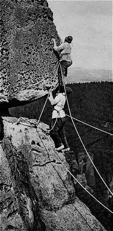 Einfache Baustelle am berhang der Kleinen Zinne des Falkensteins. Das Aufrichten des Baumannes und der Schritt weg vom Baumann an den Fels sind fters balancetechnische Meisterleistungen.