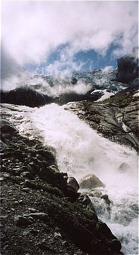 Wasserfall am Aufstieg zur Dossenhtte in der Schweiz